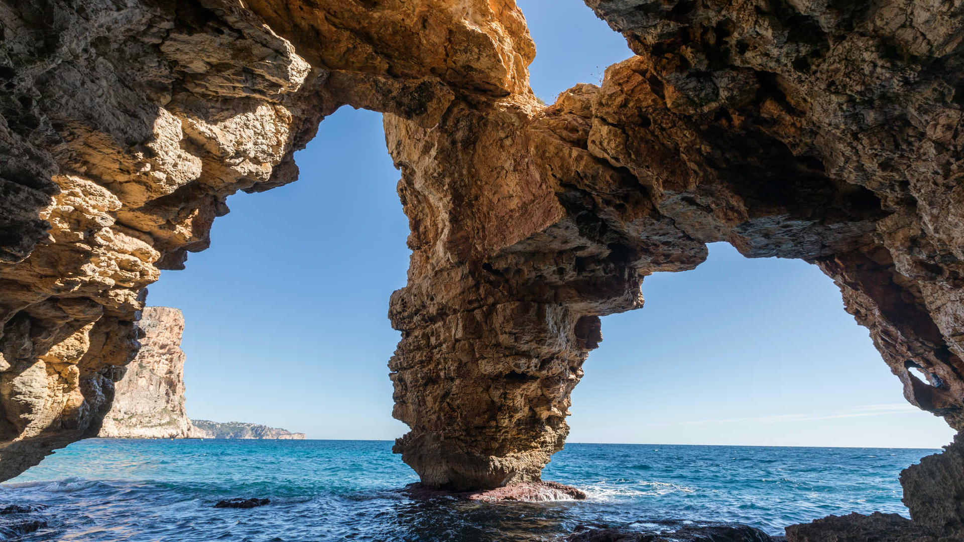 Por qué la Cova dels Arcs de Cala Moraig es uno de los lugares más impresionantes (y desconocidos) del Mediterráneo